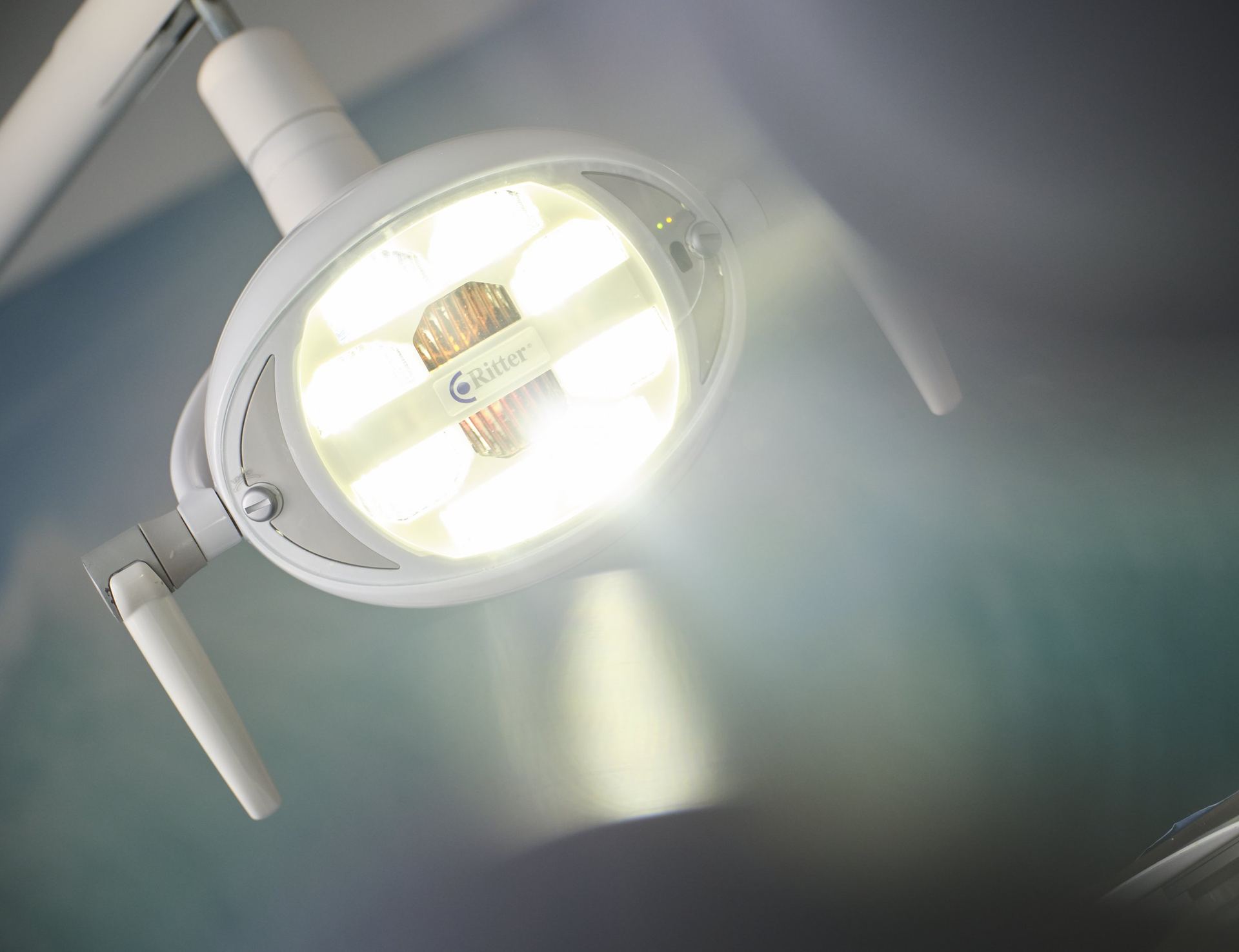 OP-Leuchte im Behandlungszimmer